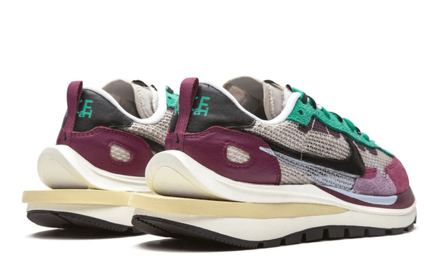 Nike VaporWaffle Sacai - Villain Red / Neptune Green